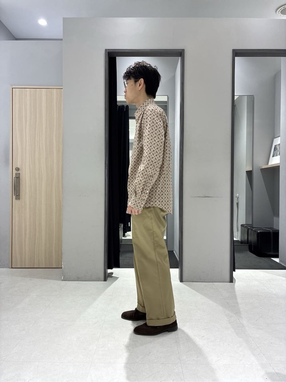 ブルー系のニット/セーター、ブラウン系のドレスシューズ、ブラック系のニット/セーターを着用したメンズの冬コーディネートの6枚目の写真
