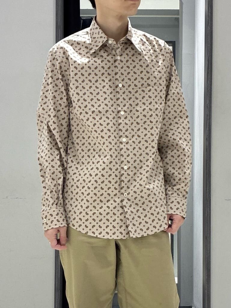 ブルー系のニット/セーター、ブラウン系のドレスシューズ、ブラック系のニット/セーターを着用したメンズの冬コーディネートの8枚目の写真