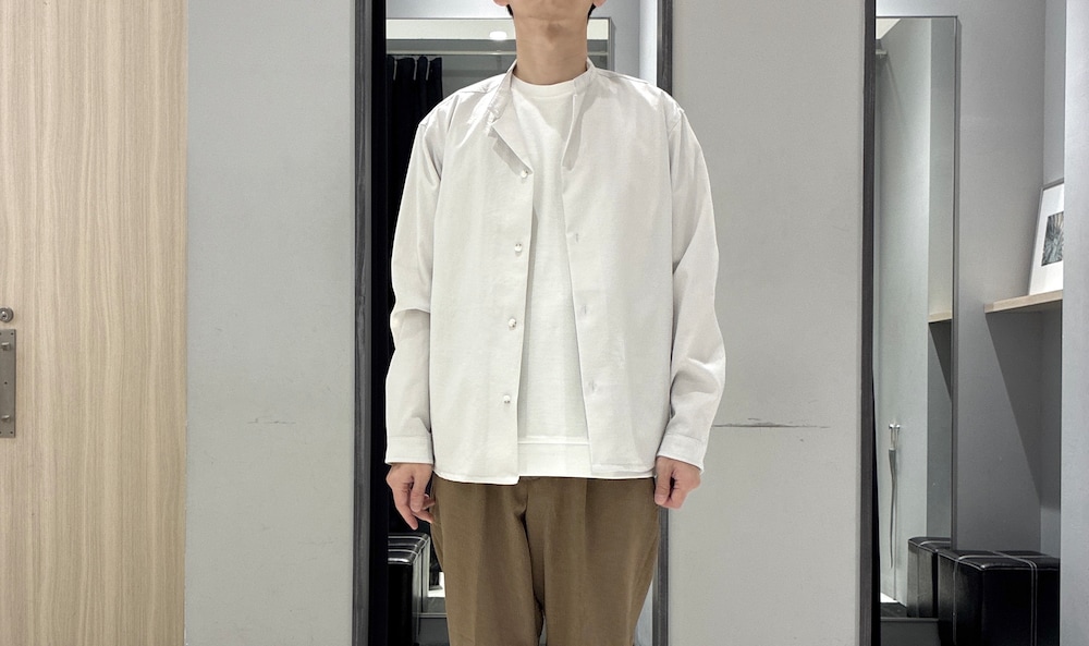グリーン系のバックパック/リュック、ホワイト系のTシャツ/カットソー、ブラック系のニット/セーターを着用したメンズの春コーディネートの4枚目の写真