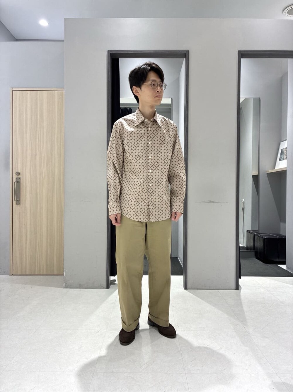 ブルー系のニット/セーター、ブラウン系のドレスシューズ、ブラック系のニット/セーターを着用したメンズの冬コーディネートの5枚目の写真