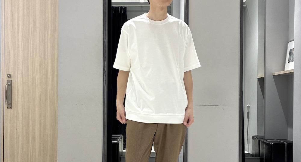 グリーン系のバックパック/リュック、ホワイト系のTシャツ/カットソー、ブラック系のニット/セーターを着用したメンズの春コーディネートの8枚目の写真