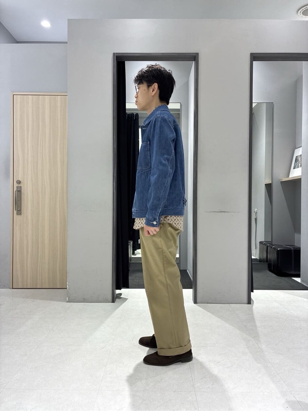 ブルー系のニット/セーター、ブラウン系のドレスシューズ、ブラック系のニット/セーターを着用したメンズの冬コーディネートの2枚目の写真
