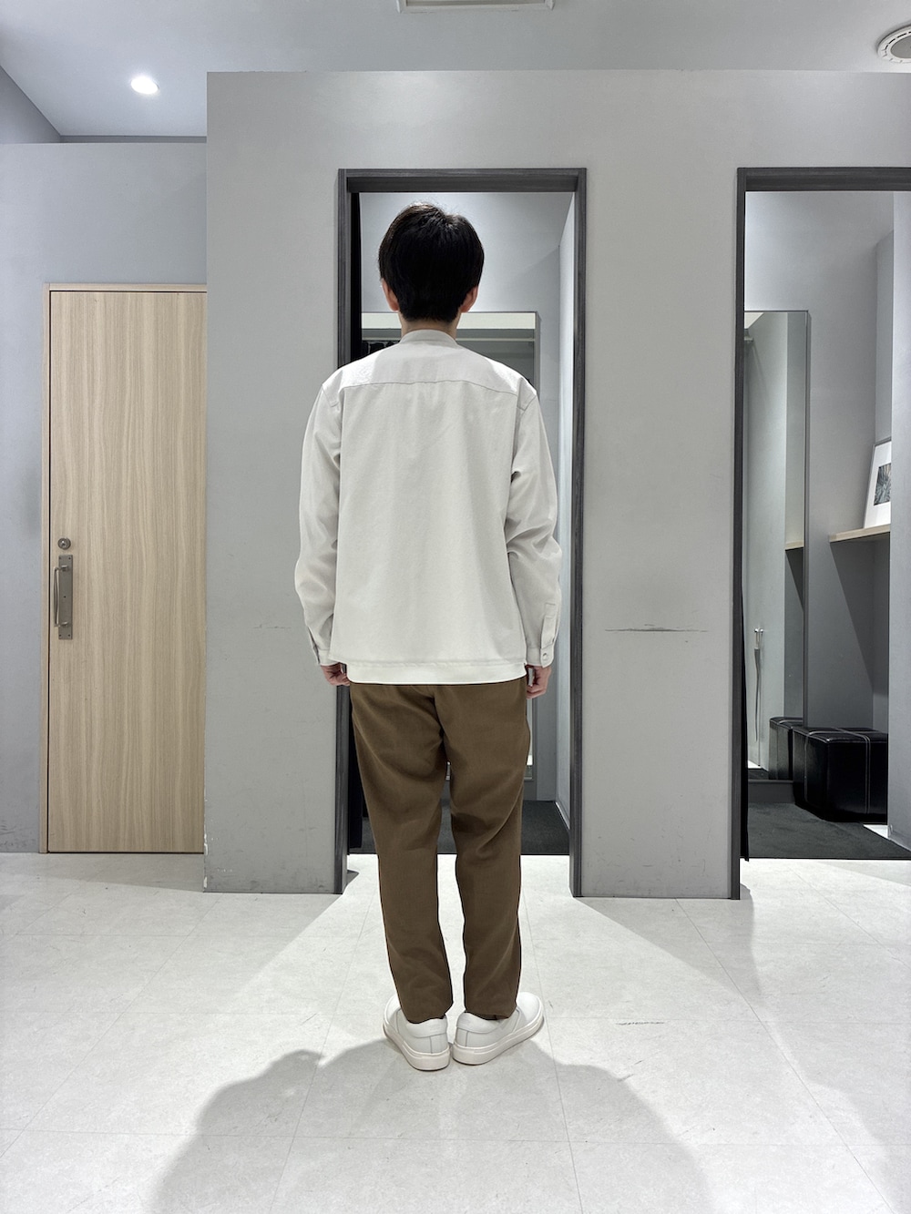 グリーン系のバックパック/リュック、ホワイト系のTシャツ/カットソー、ブラック系のニット/セーターを着用したメンズの春コーディネートの3枚目の写真