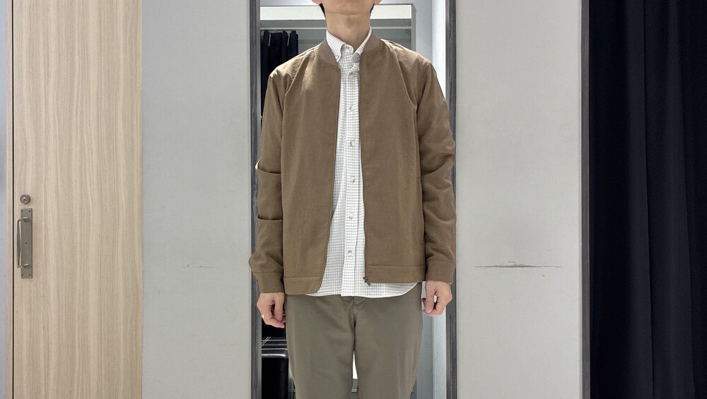 グレー系のシャツ/ブラウス、グレー系のバックパック/リュック、ホワイト系のポロシャツを着用したメンズの春コーディネートの4枚目の写真