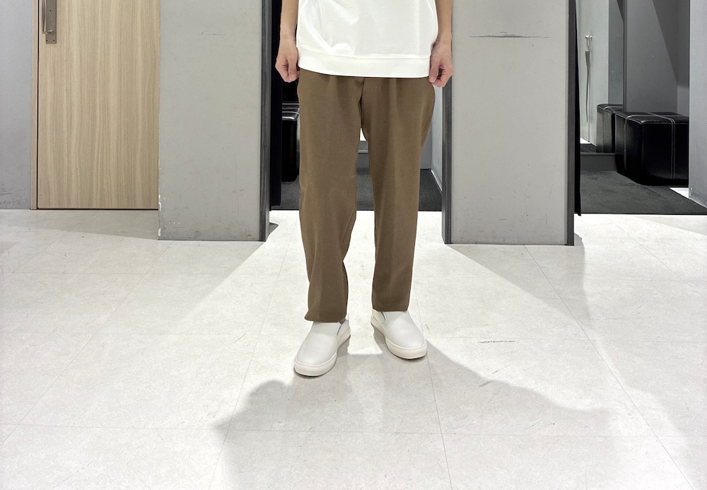 グリーン系のバックパック/リュック、ホワイト系のTシャツ/カットソー、ブラック系のニット/セーターを着用したメンズの春コーディネートの9枚目の写真
