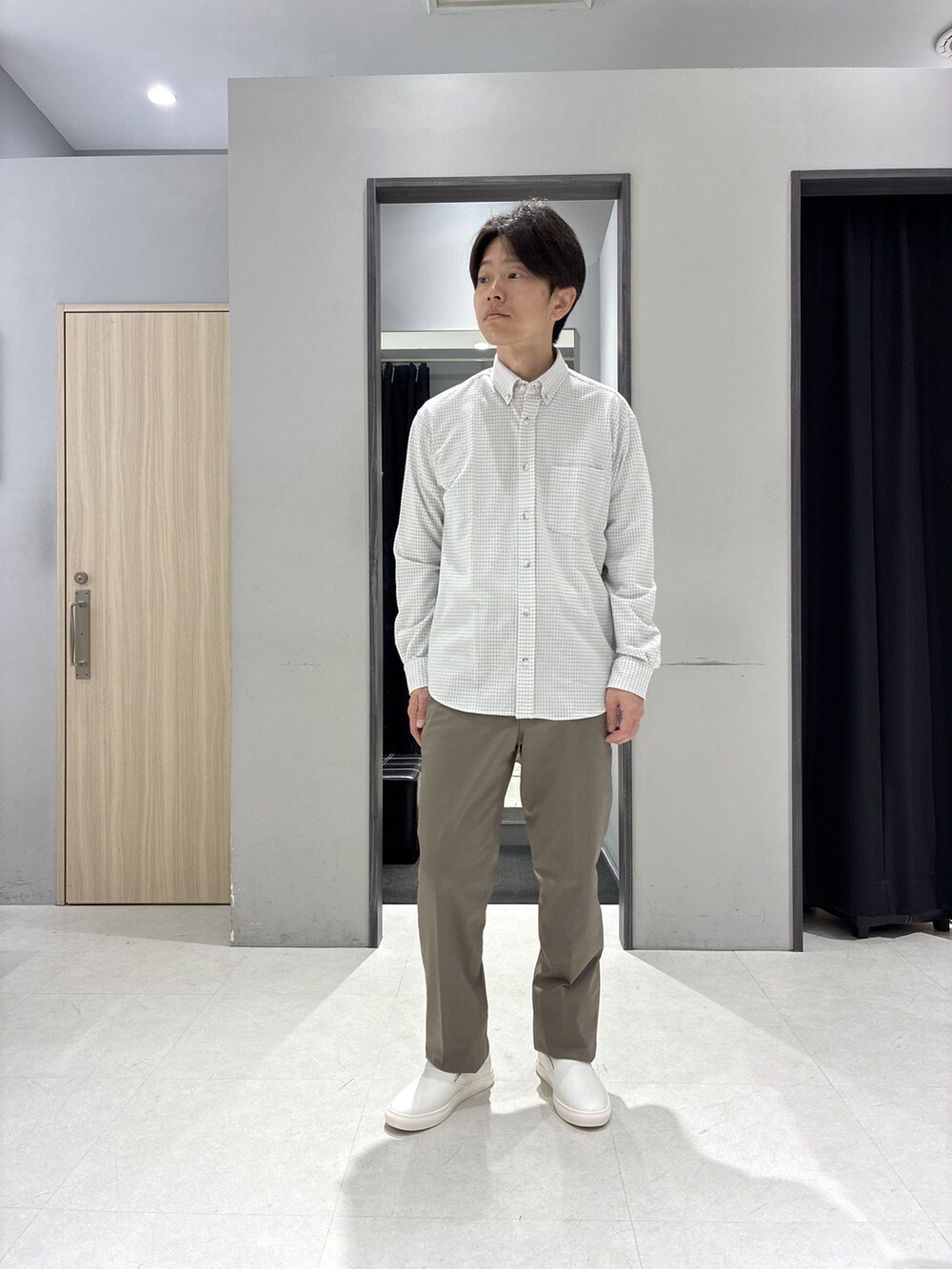 グレー系のシャツ/ブラウス、グレー系のバックパック/リュック、ホワイト系のポロシャツを着用したメンズの春コーディネートの5枚目の写真
