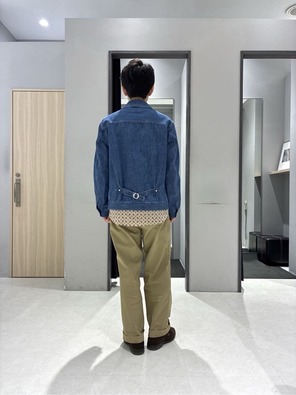 ブルー系のニット/セーター、ブラウン系のドレスシューズ、ブラック系のニット/セーターを着用したメンズの冬コーディネートの3枚目の写真