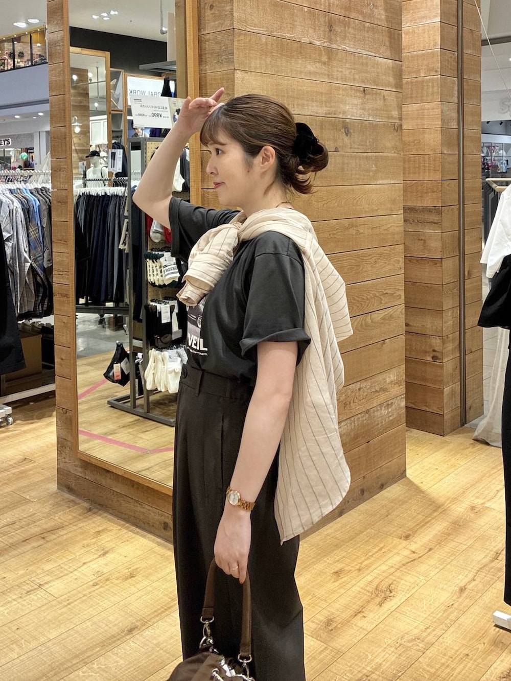 ブラウン系のショルダーバッグ、ブラウン系のその他パンツ、ベージュ系のシャツ/ブラウスを着用したレディースの春コーディネートの5枚目の写真