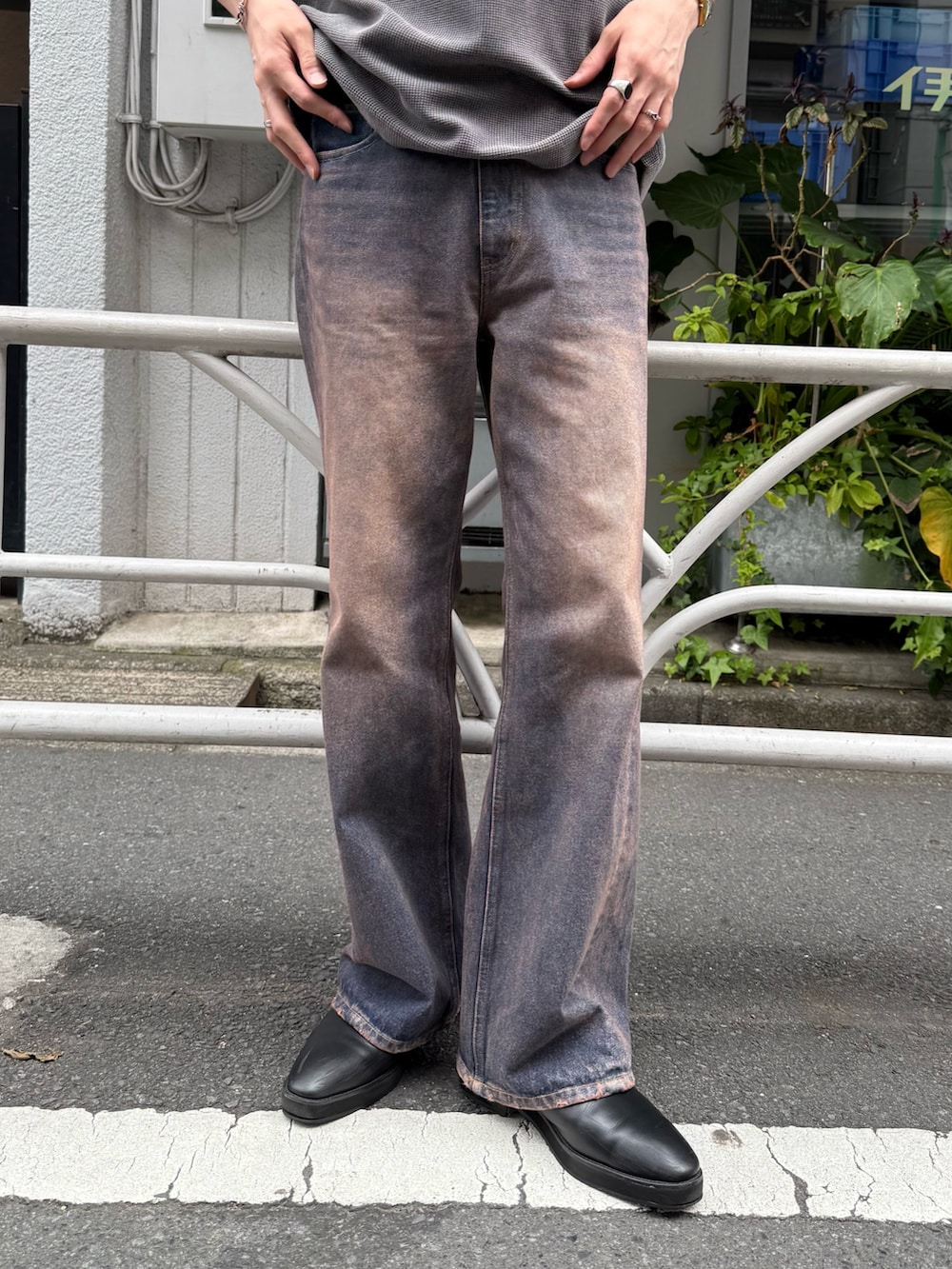 グレー系のTシャツ/カットソー、ブルー系のデニムパンツを着用したメンズの春コーディネートの3枚目の写真
