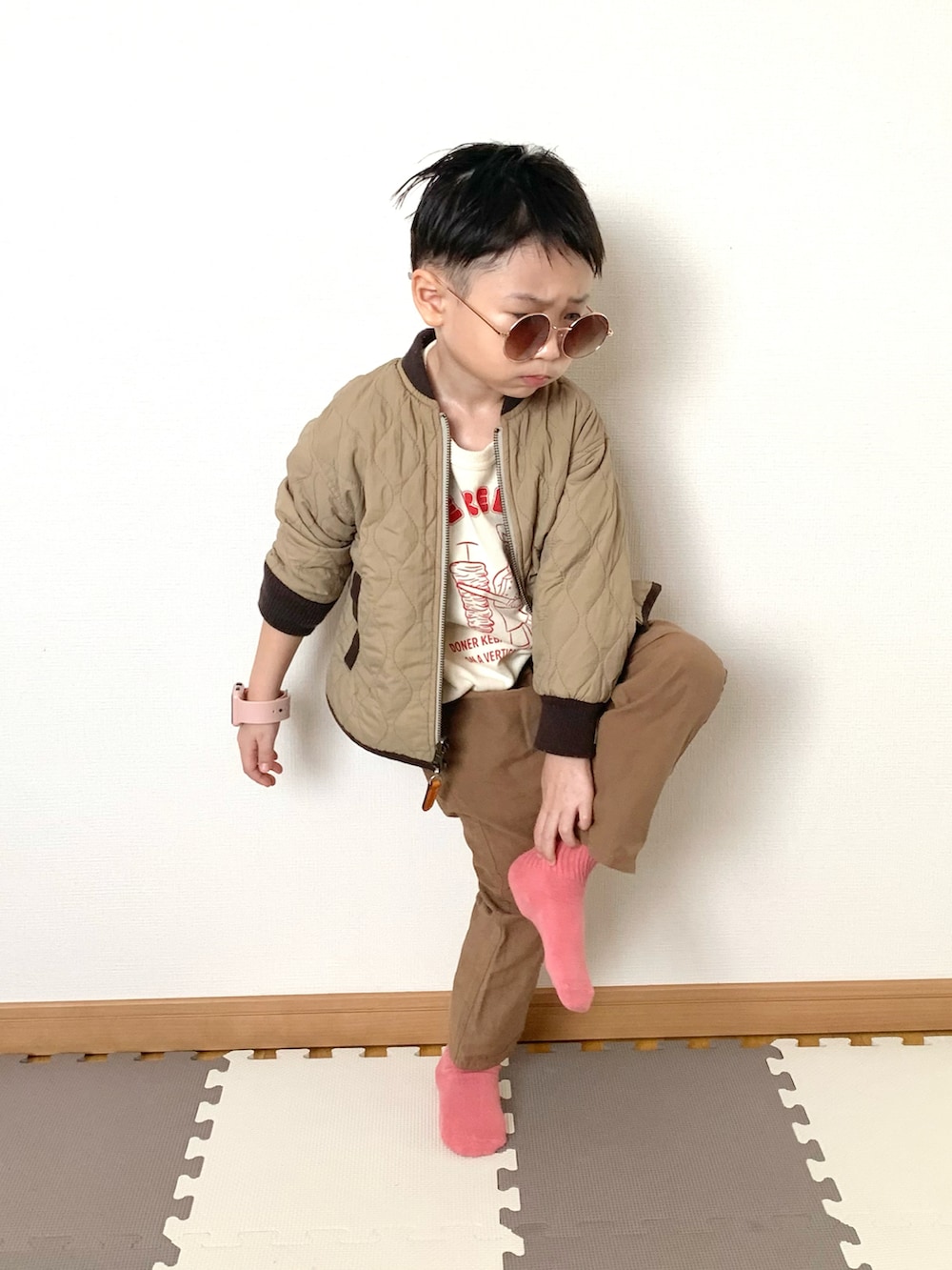 ホワイト系のスウェット、ブラウン系のジャケット/アウター、ブラウン系のパンツを着用したキッズの冬コーディネートの5枚目の写真