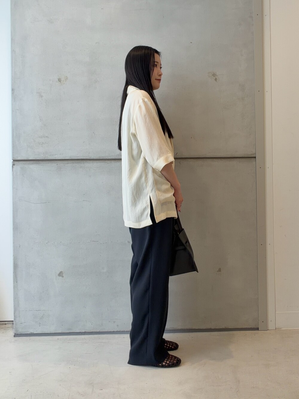ホワイト系のその他アウター、ブルー系のその他パンツ、ブラック系のトートバッグを着用したレディースの夏コーディネートの4枚目の写真