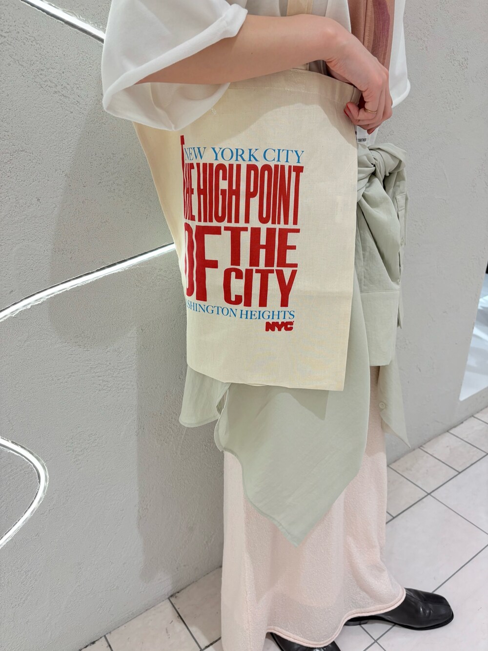 ホワイト系のTシャツ/カットソー、グリーン系のシャツ/ブラウス、ピンク系のスカートを着用したレディースの春コーディネートの4枚目の写真
