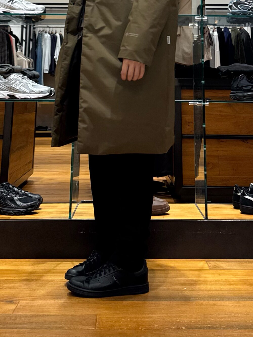 ブラウン系のダウンジャケット/コート、ブラック系のその他パンツ、グレー系のニット/セーターを着用したメンズの冬コーディネートの5枚目の写真