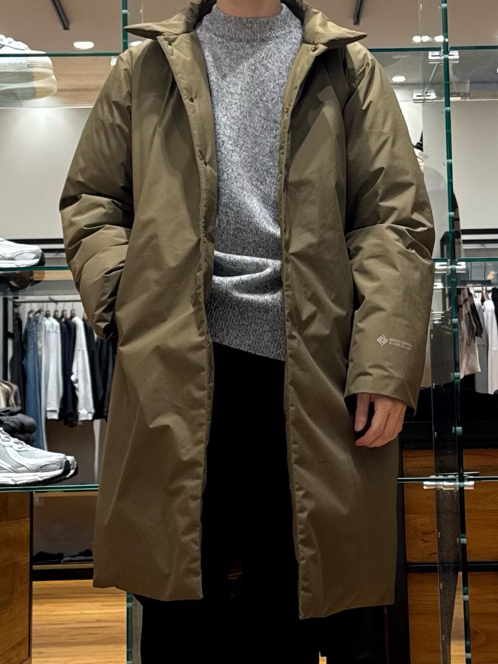 ブラウン系のダウンジャケット/コート、ブラック系のその他パンツ、グレー系のニット/セーターを着用したメンズの冬コーディネートの3枚目の写真