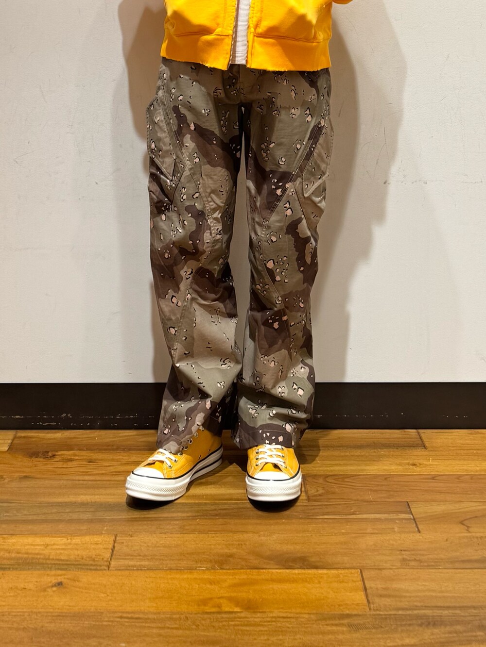 その他のその他パンツ、オレンジ系のパーカーを着用したメンズの春コーディネートの4枚目の写真