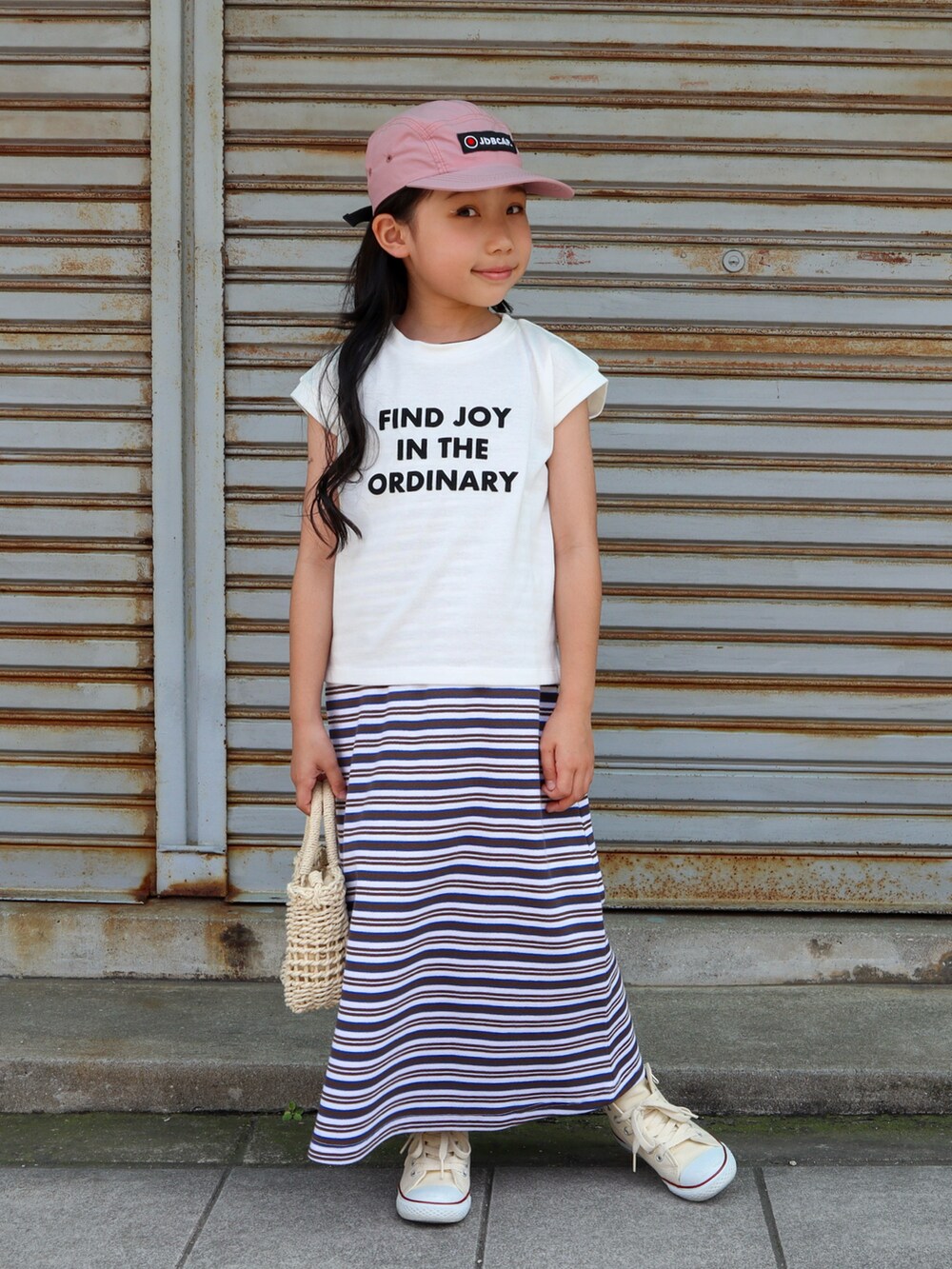 ホワイト系のTシャツ/カットソー、ブルー系のワンピース、ホワイト系のスニーカーを着用したキッズの夏コーディネートの3枚目の写真