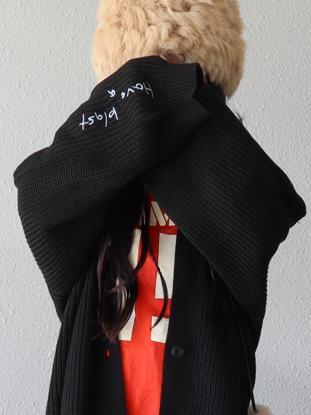 ブラック系のカーディガン/ボレロ、レッド系のTシャツ/カットソー、ブラック系のデニムパンツを着用したキッズの秋コーディネートの5枚目の写真