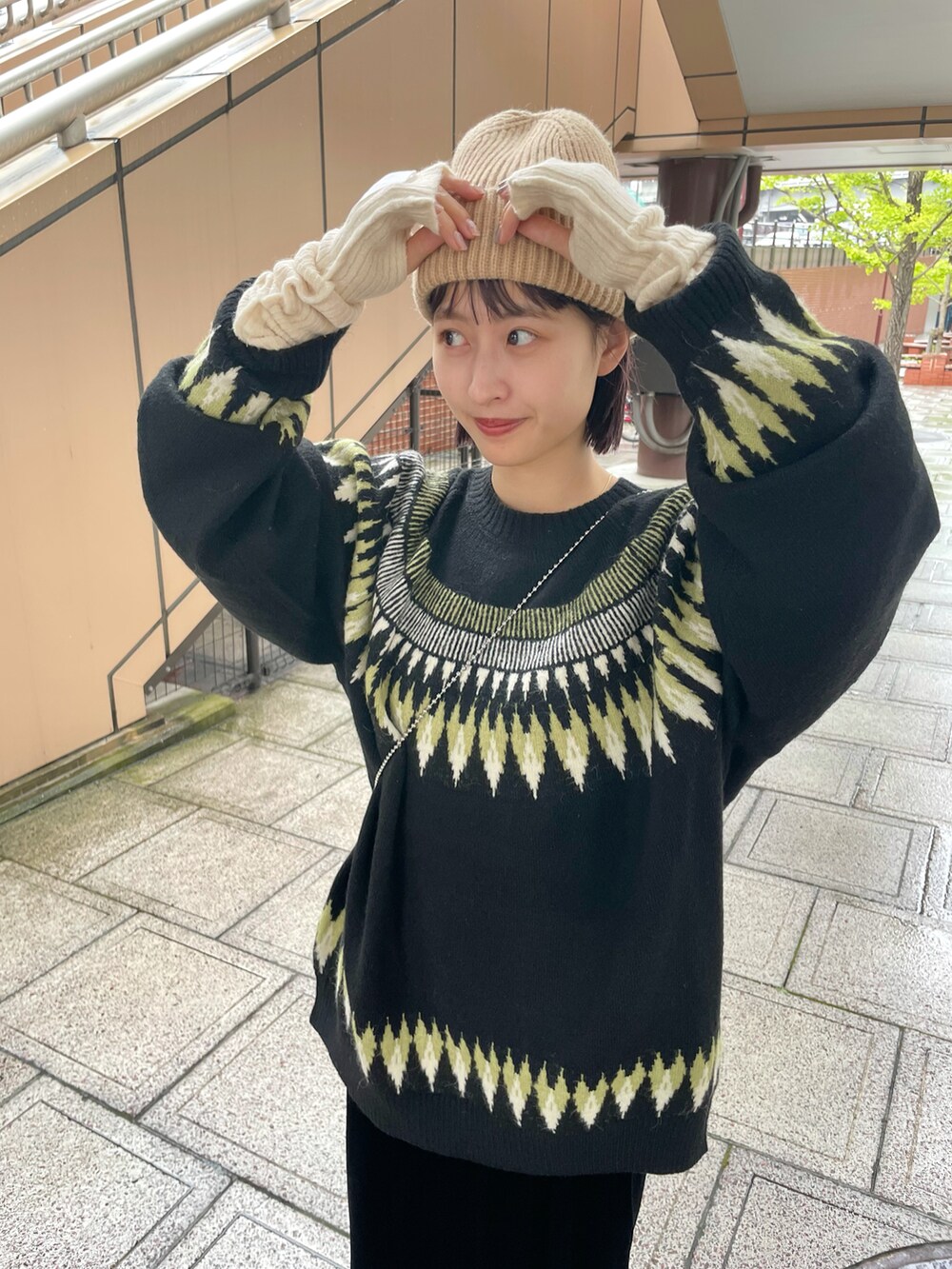 ブラック系のニット/セーター、ブラック系のワンピース、ベージュ系のニットキャップ/ビーニーを着用したレディースの秋コーディネートの3枚目の写真