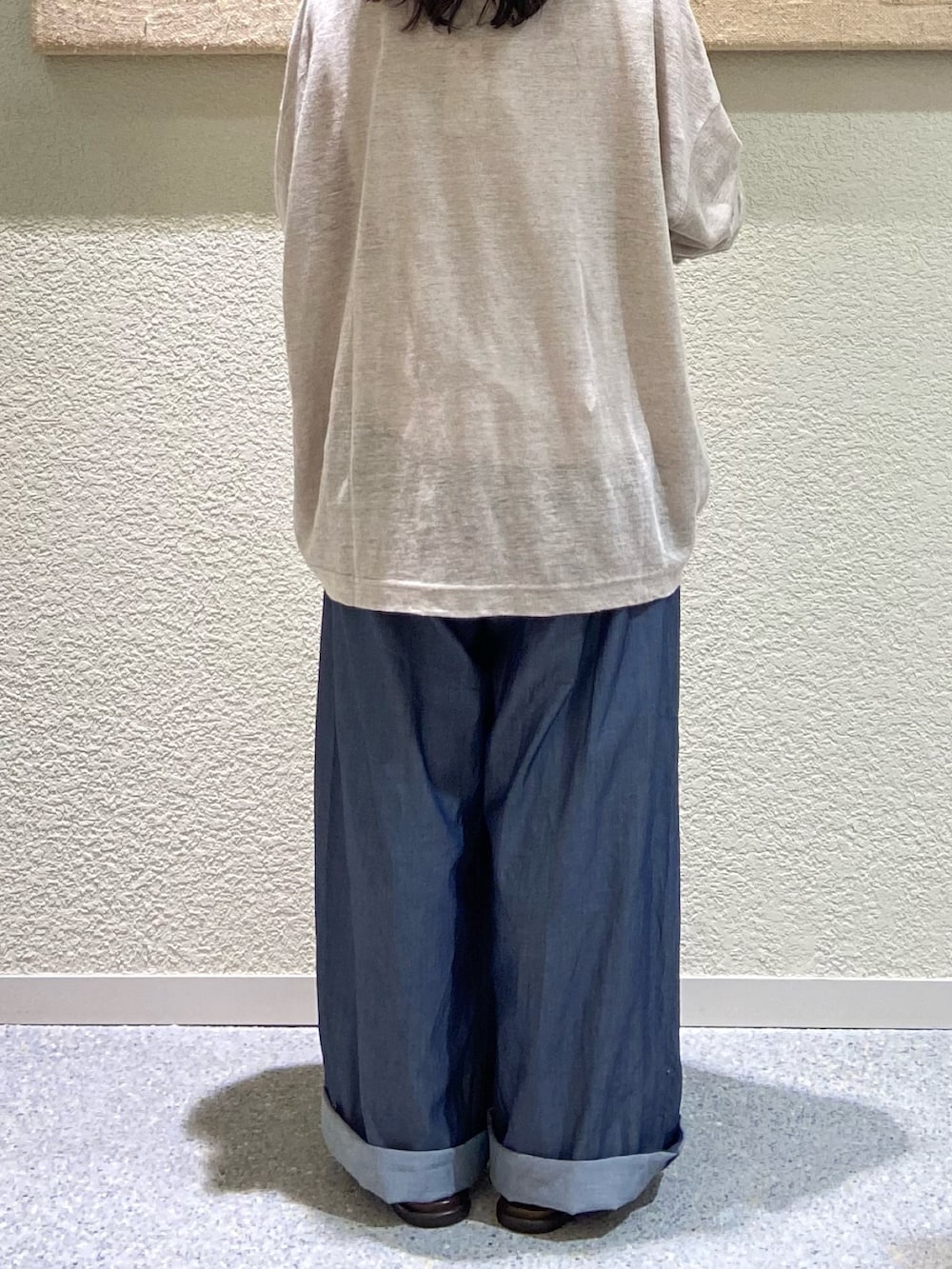 ベージュ系のTシャツ/カットソー、ブルー系のデニムパンツ、ブラウン系のかごバッグを着用したレディースの夏コーディネートの5枚目の写真