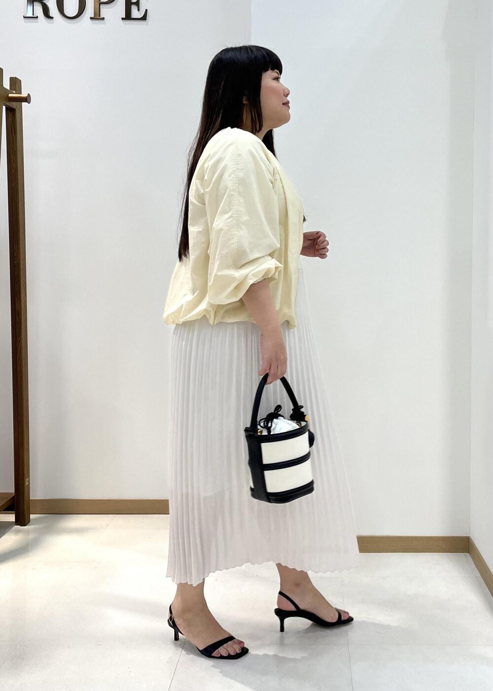 Asaさんの「Anna Canvas Bag （アンナ キャンバス バッグ）【ポーチ付き】（ROPE'）」を使ったコーディネートの2枚目の写真