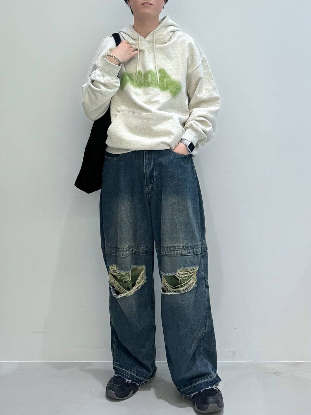 Rikutoさんの「【UNISEX】ALAND／コーデュロイマチツキトート（ALAND）」を使ったコーディネートの2枚目の写真