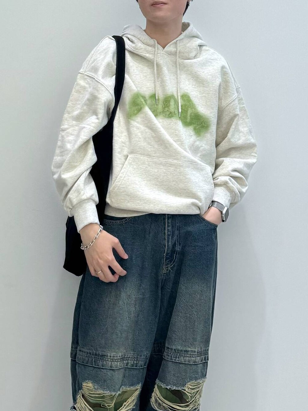 Rikutoさんの「【UNISEX】ALAND／コーデュロイマチツキトート（ALAND）」を使ったコーディネートの3枚目の写真