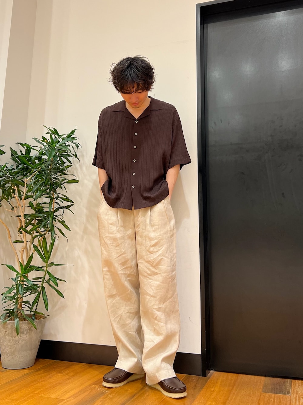 ブラウン系のシャツ/ブラウス、ベージュ系のその他パンツ、ブラウン系のその他シューズを着用したメンズの夏コーディネートの2枚目の写真