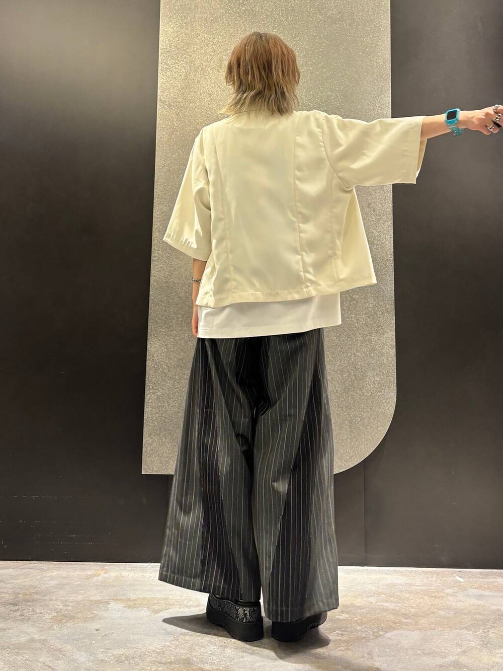 ホワイト系のテーラードジャケット、ホワイト系のTシャツ/カットソー、グレー系のサンダルを着用したレディースの春コーディネートの3枚目の写真