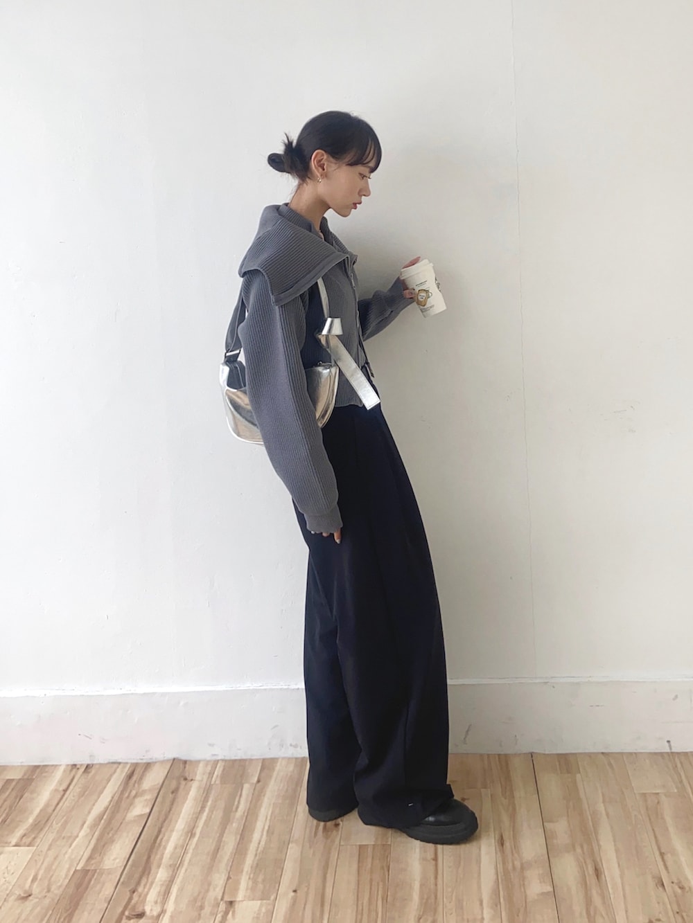 グレー系のカーディガン/ボレロ、ブラック系のその他パンツ、シルバー系のショルダーバッグを着用したレディースの冬コーディネートの2枚目の写真