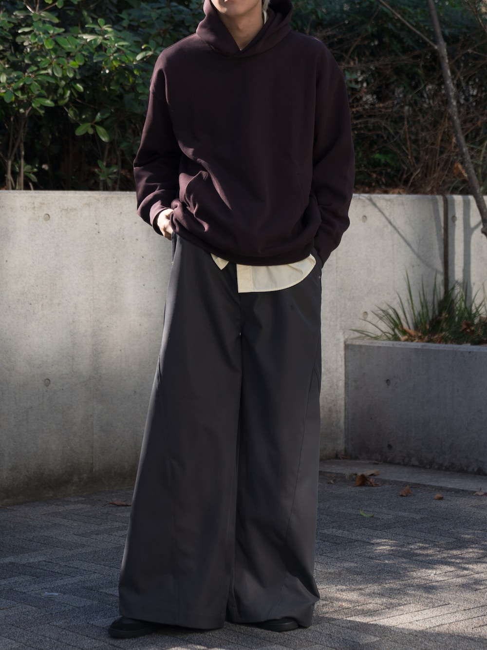 KAIさんの「super wide baggy polyester slacks / スーパーワイドバギーポリエステルスラックス（Camphor wood）」を使ったコーディネートの3枚目の写真