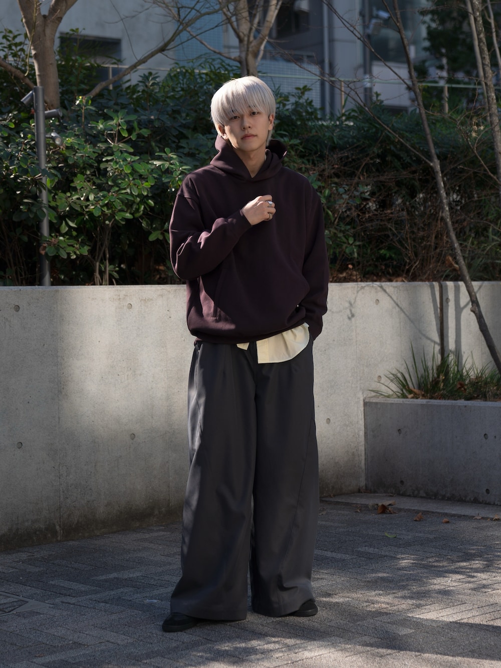 KAIさんの「super wide baggy polyester slacks / スーパーワイドバギーポリエステルスラックス（Camphor wood）」を使ったコーディネートの2枚目の写真