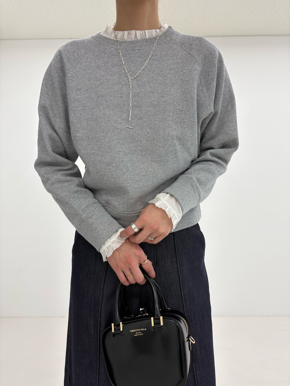 ブルー系のその他アウター、グレー系のスウェット、ホワイト系のTシャツ/カットソーを着用したレディースの冬コーディネートの8枚目の写真
