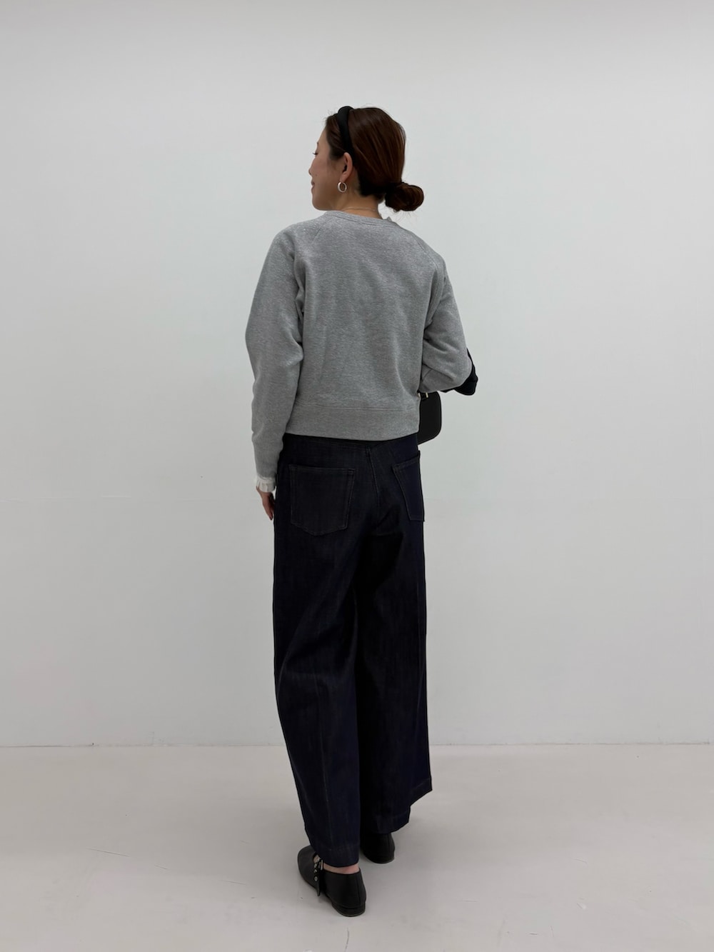 ブルー系のその他アウター、グレー系のスウェット、ホワイト系のTシャツ/カットソーを着用したレディースの冬コーディネートの7枚目の写真