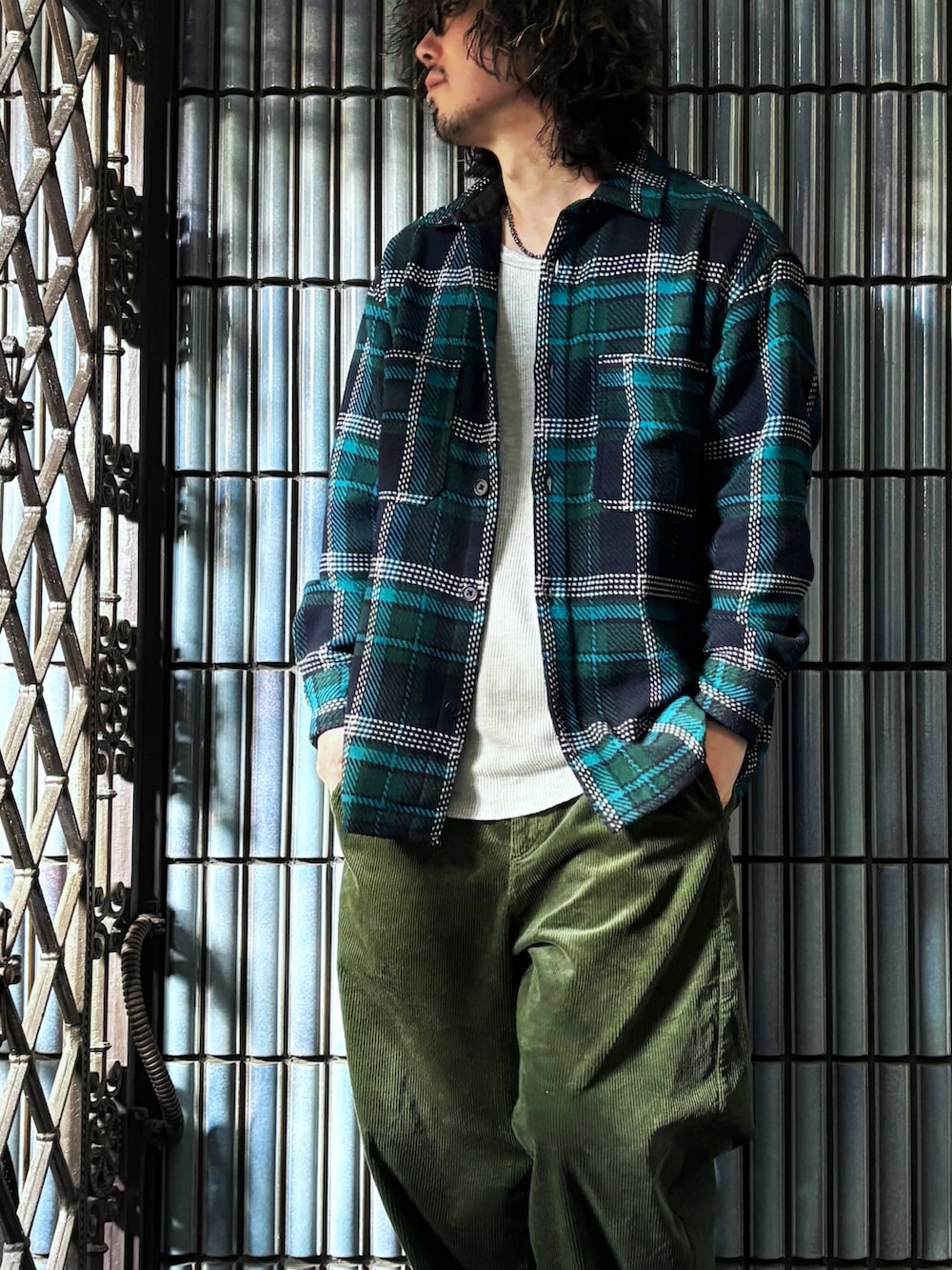 ベージュ系のTシャツ/カットソー、グレー系のスニーカー、グリーン系のシャツ/ブラウスを着用したメンズの春コーディネートの2枚目の写真