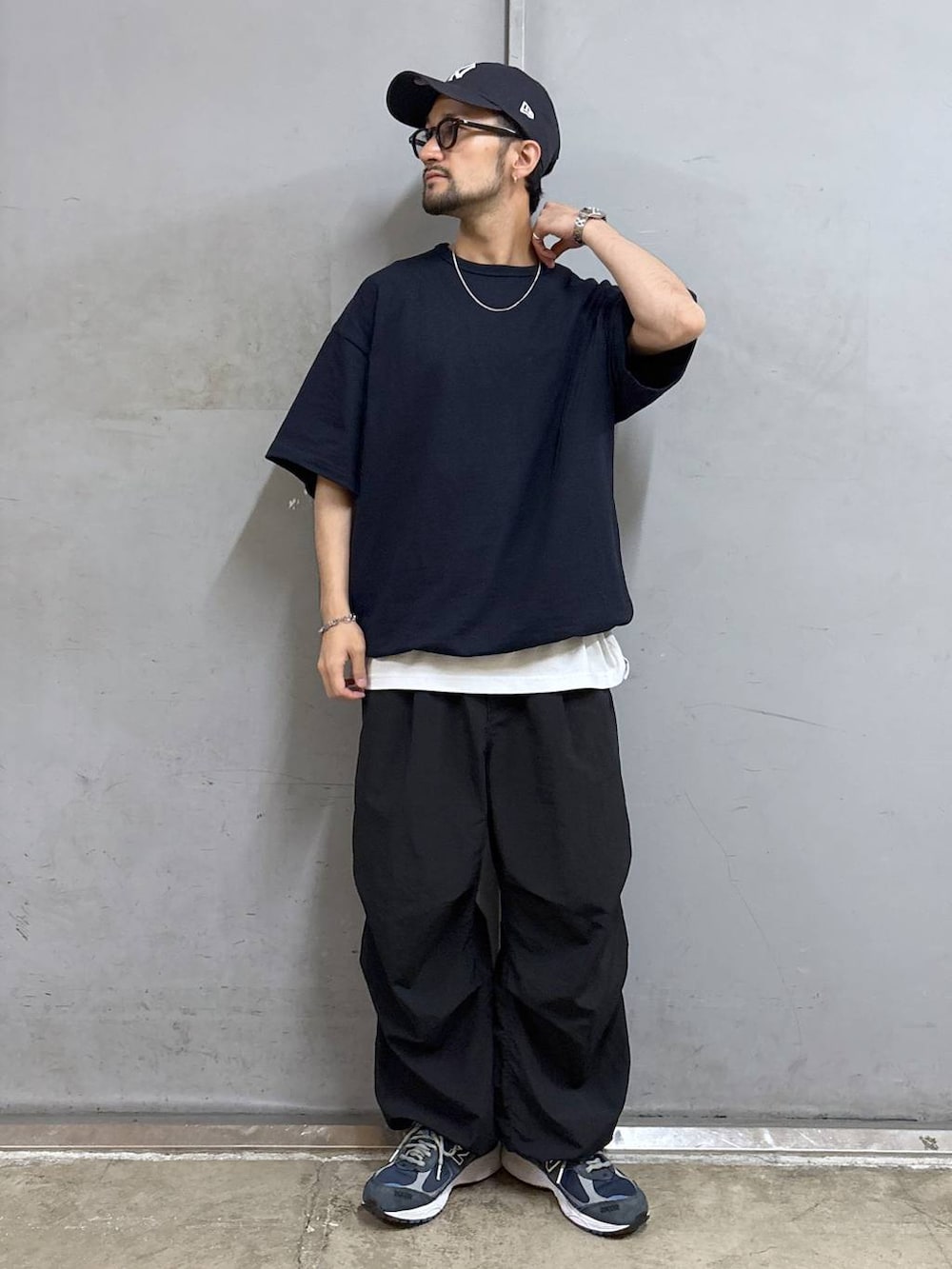 ブラック系のカーゴパンツ、ブルー系のTシャツ/カットソー、ホワイト系のタンクトップを着用したメンズの夏コーディネートの3枚目の写真