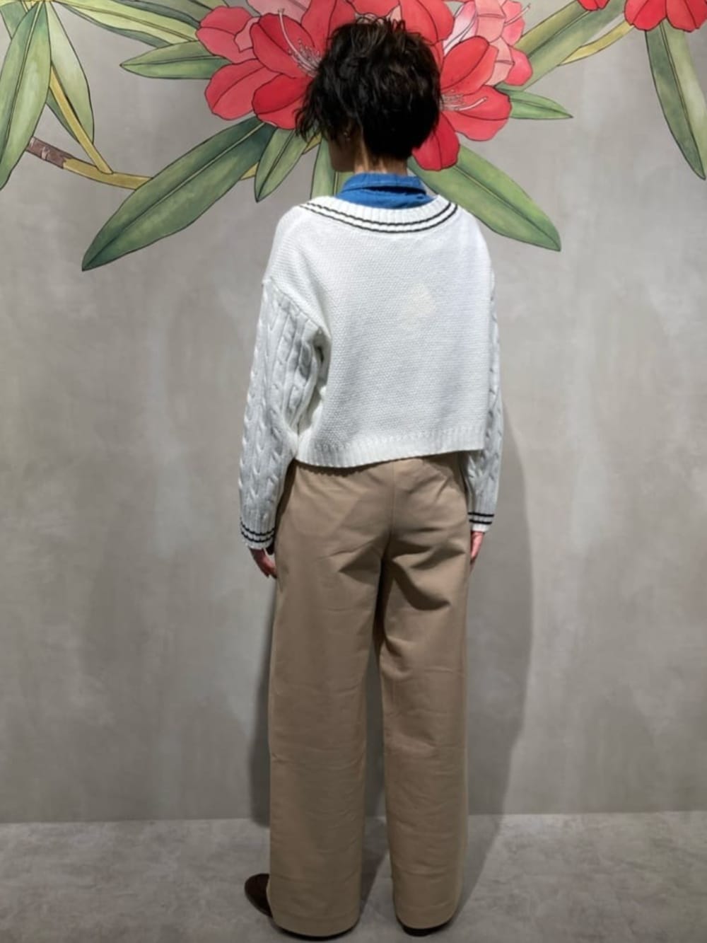 ベージュ系のチノパンツ、ブルー系のシャツ/ブラウス、ホワイト系のニット/セーターを着用したレディースの春コーディネートの6枚目の写真