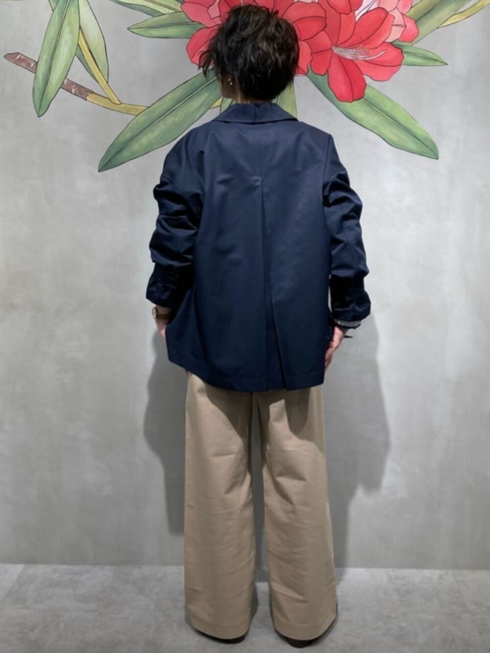 ベージュ系のチノパンツ、ブルー系のシャツ/ブラウス、ホワイト系のニット/セーターを着用したレディースの春コーディネートの4枚目の写真
