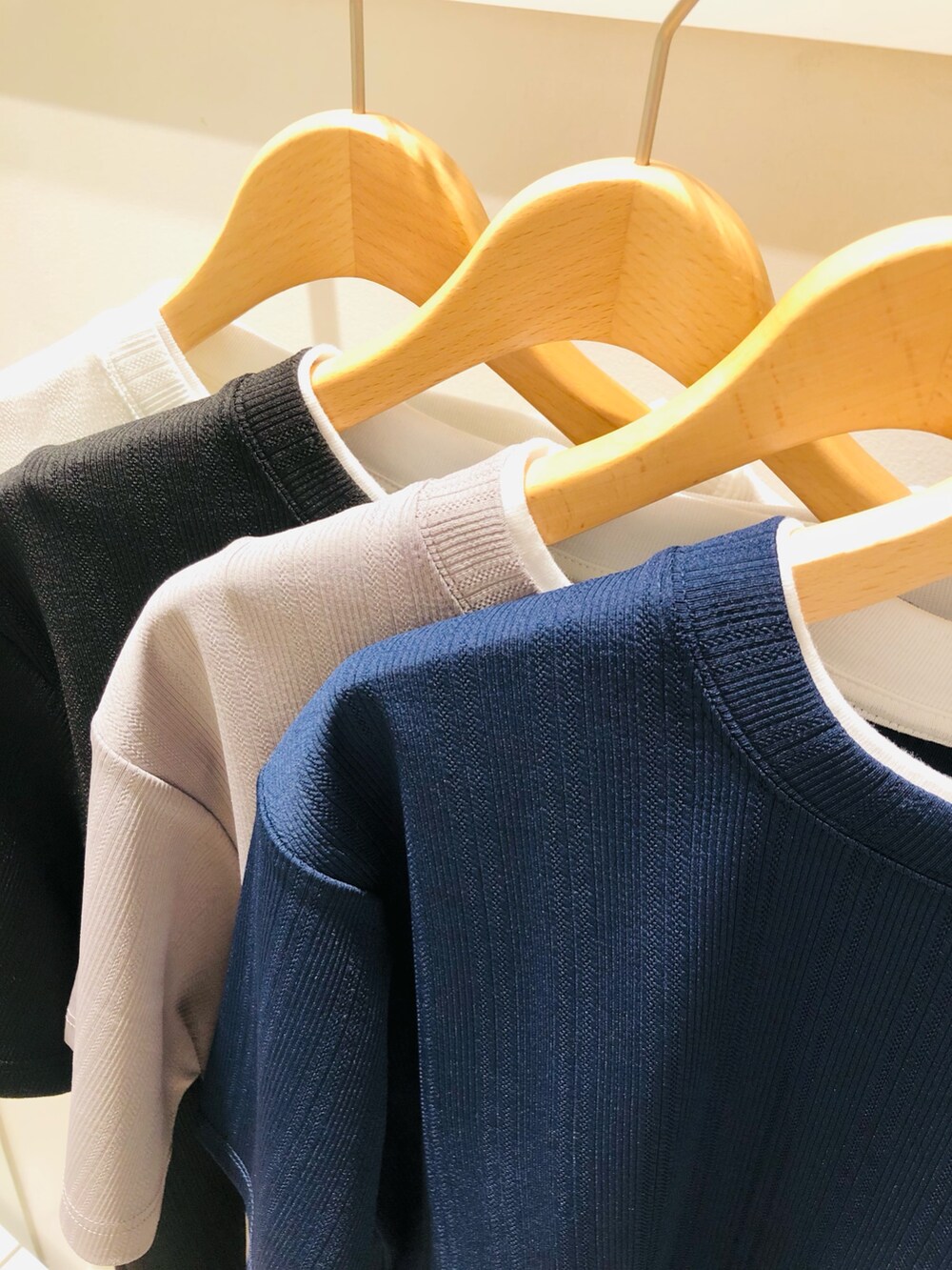グレー系のセットアップ、グレー系のスラックス、イエロー系のスリッポンを着用したメンズの夏コーディネートの7枚目の写真