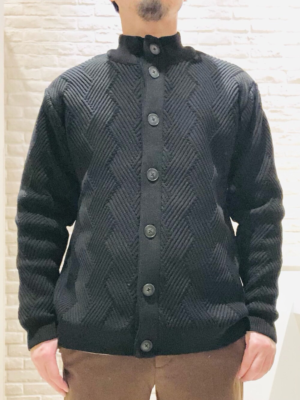 ブラック系のカーディガン/ボレロ、ブラック系のニット/セーター、ブラウン系のTシャツ/カットソーを着用したメンズの秋コーディネートの6枚目の写真