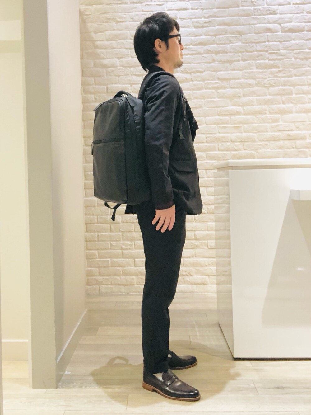 ブラック系のテーラードジャケット、ブラック系のセットアップ、ブラック系のTシャツ/カットソーを着用したメンズの秋コーディネートの4枚目の写真