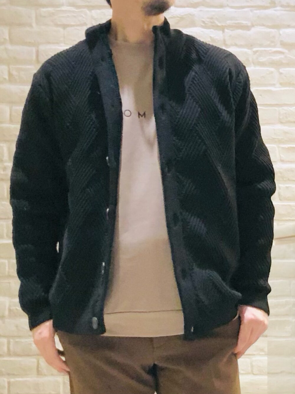 ブラック系のカーディガン/ボレロ、ブラック系のニット/セーター、ブラウン系のTシャツ/カットソーを着用したメンズの秋コーディネートの2枚目の写真