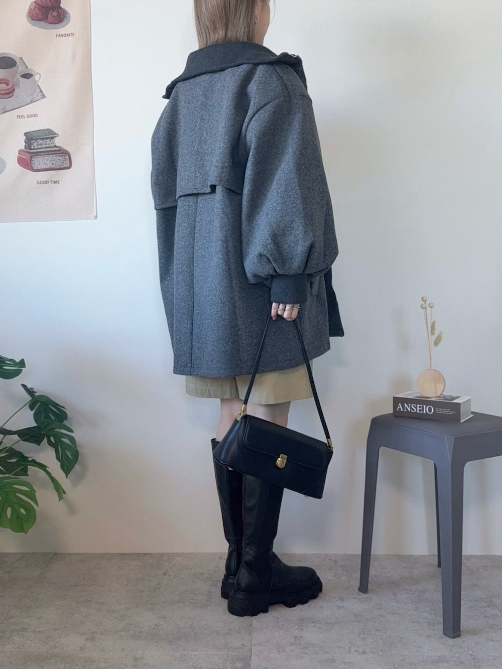 グレー系のその他アウター、ブラック系のハンドバッグ、ベージュ系のチノパンツを着用したレディースの冬コーディネートの3枚目の写真