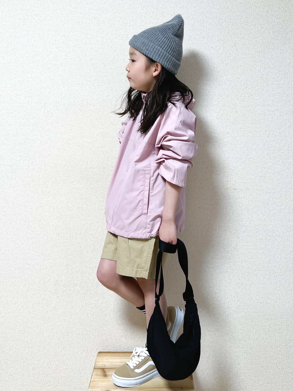 ピンク系のジャケット/アウター、ベージュ系のパンツ、ベージュ系のスニーカーを着用したキッズの春コーディネートの2枚目の写真