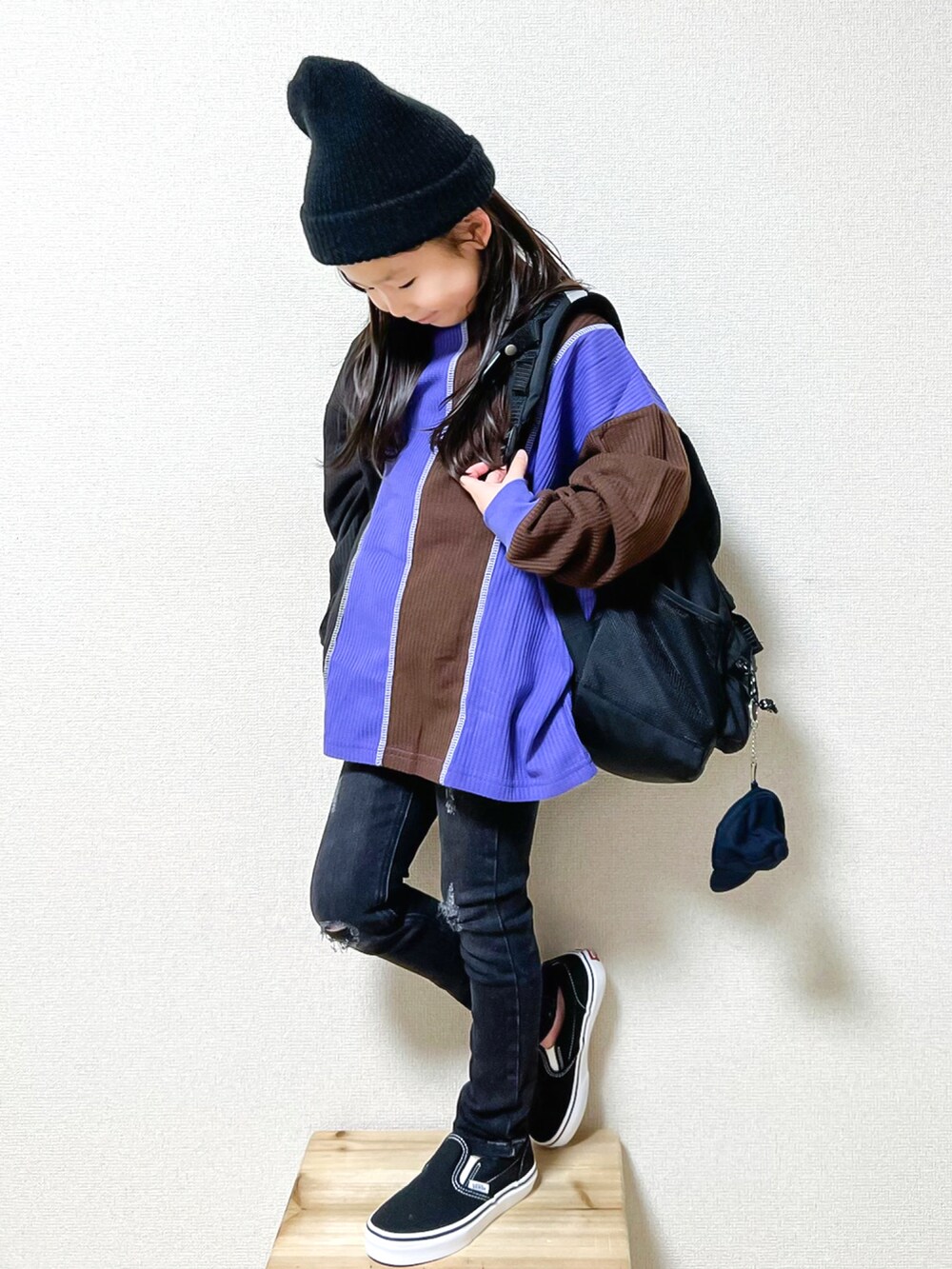 パープル系のTシャツ/カットソー、グレー系のデニムパンツ、ブラック系のバックパック/リュックを着用したキッズの夏コーディネートの4枚目の写真