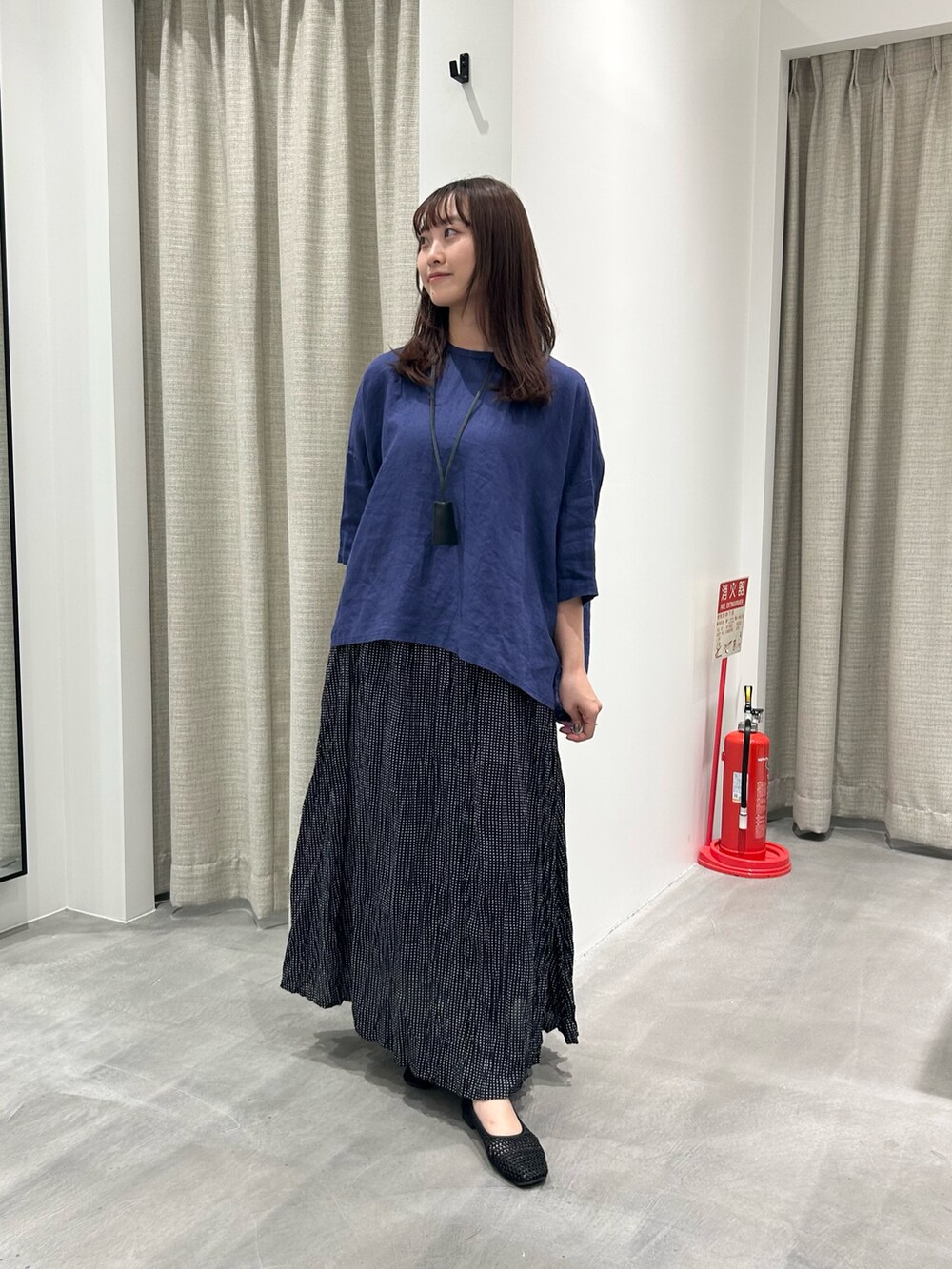 ブルー系のシャツ/ブラウス、ブラック系のスカート、ブラック系のバレエシューズを着用したレディースの夏コーディネートの5枚目の写真