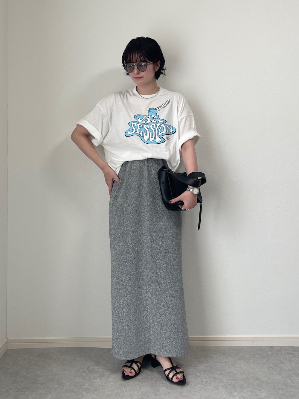 シルバー系のスカート、その他のTシャツ/カットソー、ブラック系のボストンバッグを着用したレディースの夏コーディネートの2枚目の写真