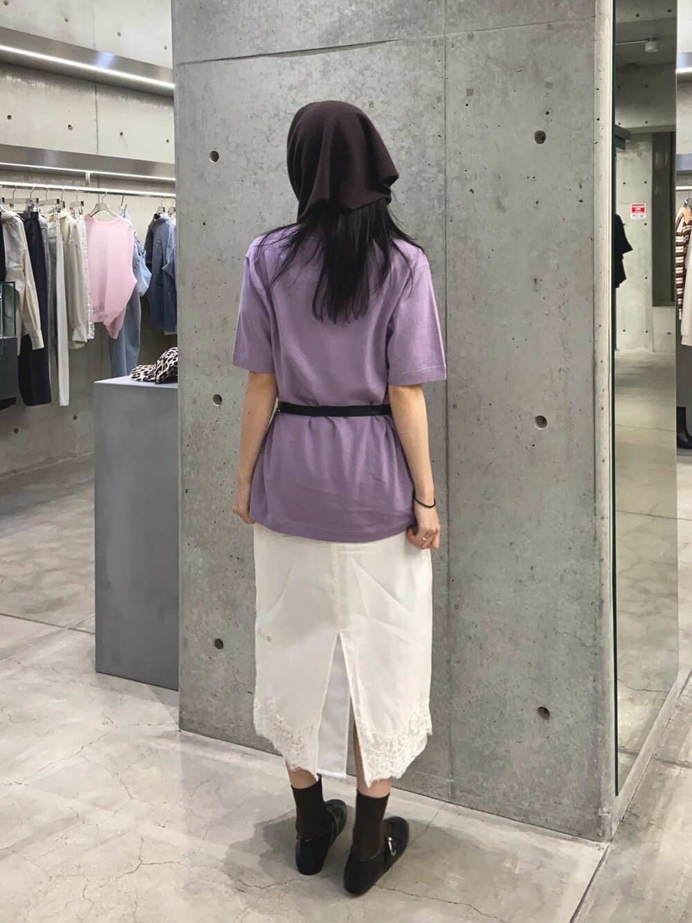 ホワイト系のスカート、ブラック系のパンプス、ブラウン系のバンダナ/スカーフを着用したレディースの冬コーディネートの4枚目の写真