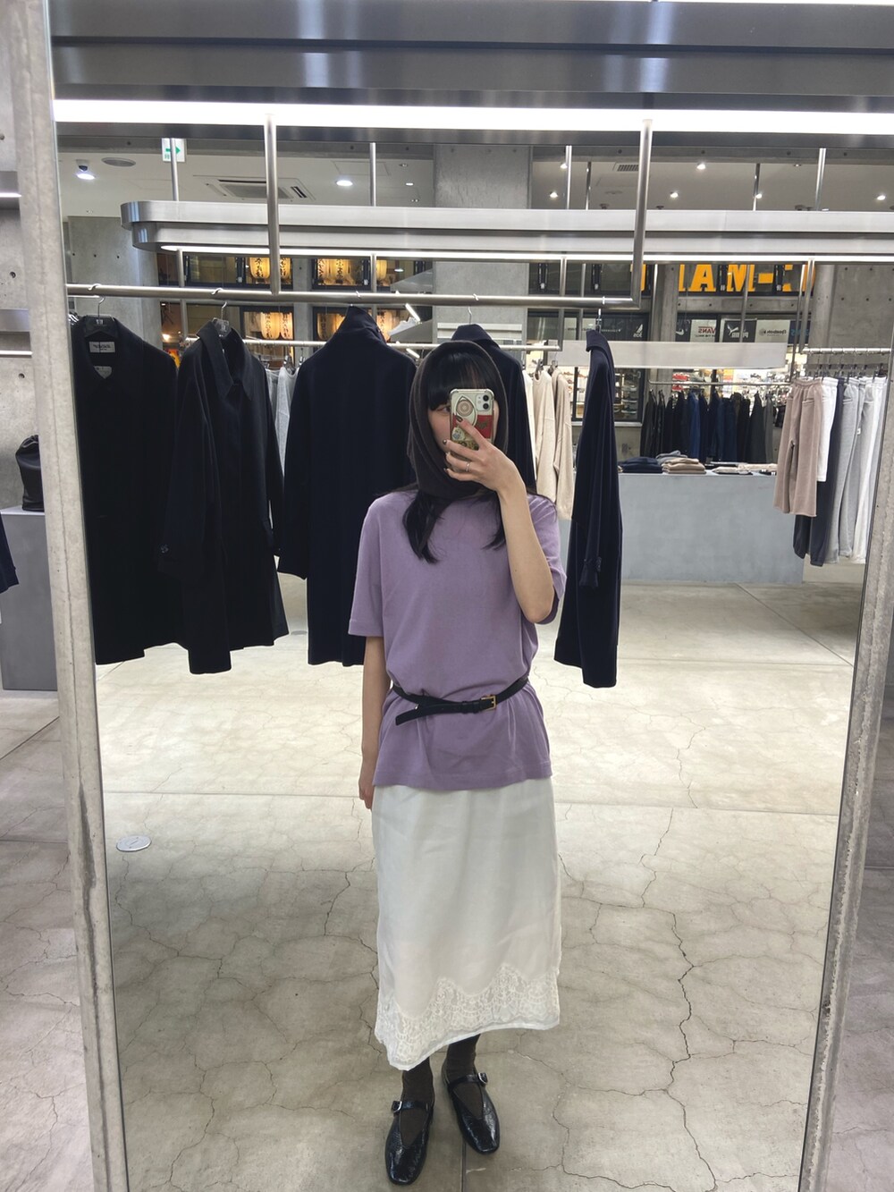 ホワイト系のスカート、ブラック系のパンプス、ブラウン系のバンダナ/スカーフを着用したレディースの冬コーディネートの5枚目の写真