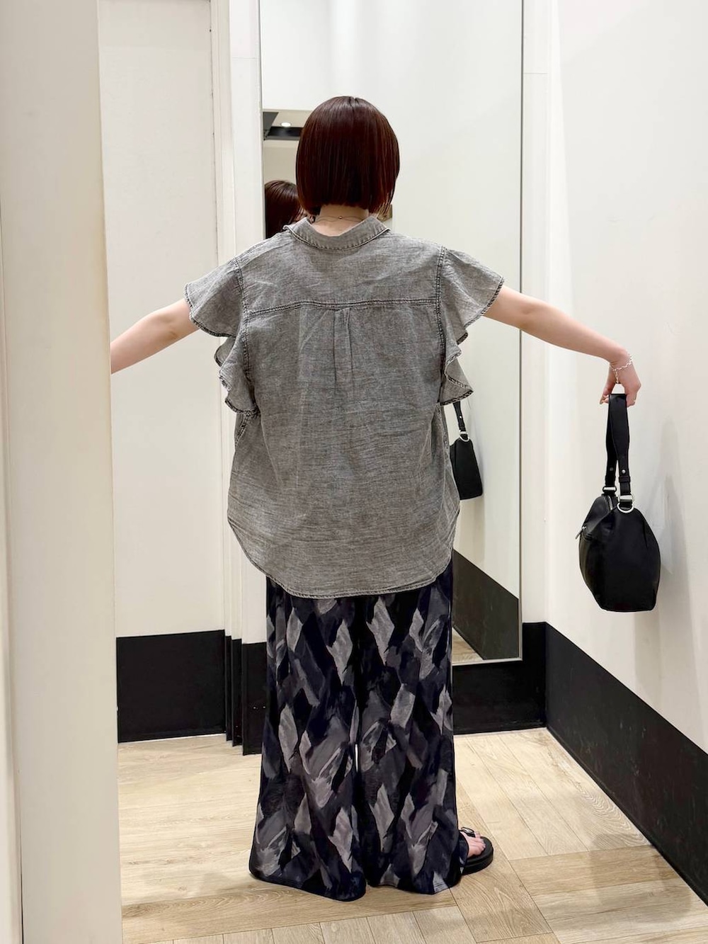 グレー系のその他パンツ、ブラック系のサンダル、ブラック系のタンクトップを着用したレディースの春コーディネートの3枚目の写真