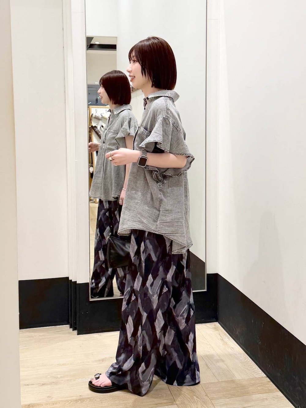 グレー系のその他パンツ、ブラック系のサンダル、ブラック系のタンクトップを着用したレディースの春コーディネートの2枚目の写真